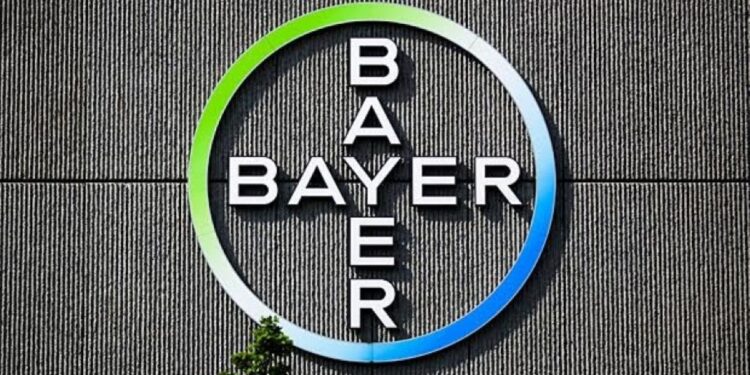Logo da Bayer em destaque na fachada de um prédio corporativo