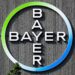 Logo da Bayer em destaque na fachada de um prédio corporativo