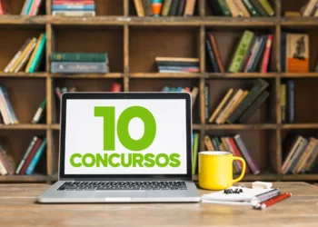 Imagem de um computador com o texto '10 Concursos' destacando oportunidades de concursos públicos em outubro