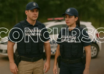 Dois guardas municipais em uniforme, prontos para o serviço, ilustrando o novo concurso da Guarda Municipal com salários de até R$ 4.500.