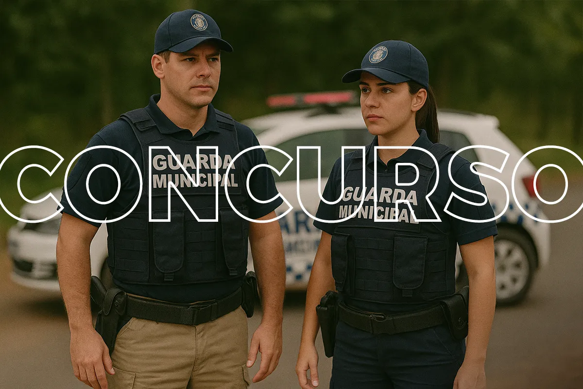 Um guarda civil municipal masculino e uma guarda civil municipal feminina em pé, uniformizados e com coletes de segurança, representando a oportunidade no concurso público de Mandaguari.