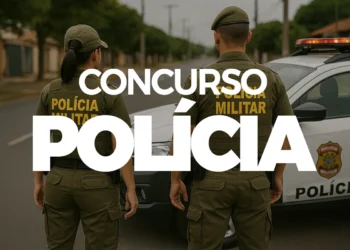 Dois policiais militares de costas, homens e mulheres, em frente à viatura de segurança na rua.