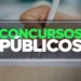 Pessoa escrevendo em prova de concurso público com destaque no texto "Concursos Públicos"