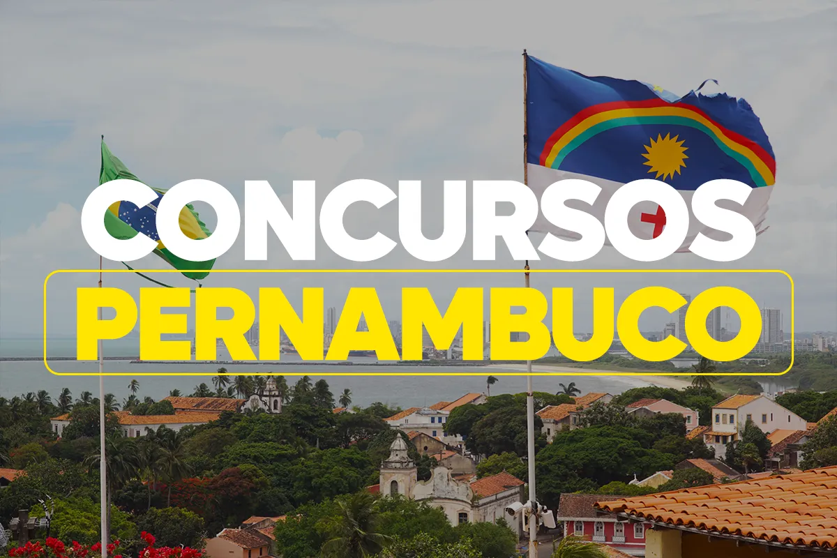 Bandeira de Pernambuco tremulando com texto Concurso Pernambuco sobre cidade residencial e céu nublado.
