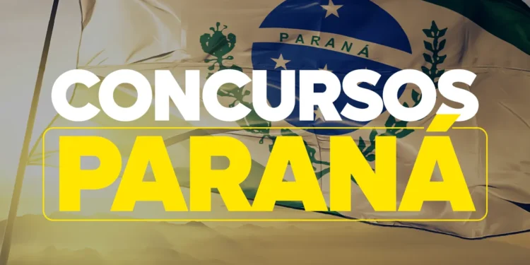 Bandeira do Paraná tremulando ao vento com texto concursos Paraná em destaque.