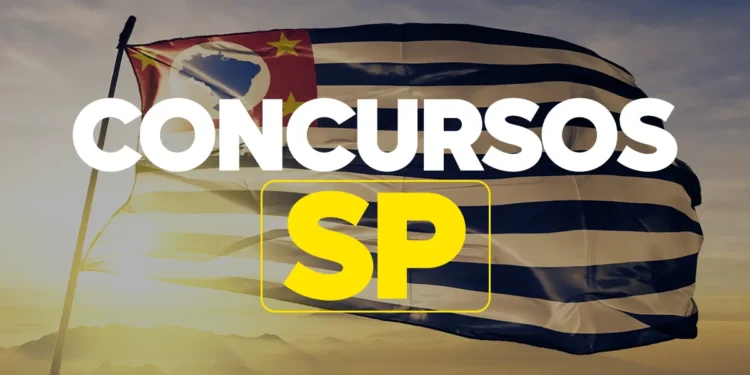Bandeira do estado de São Paulo ao vento ao pôr do sol com texto de concursos públicos em destaque.
