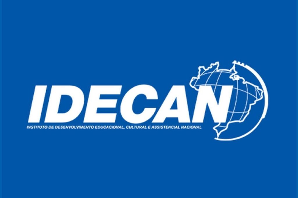 Logo do IDECAN, instituição organizadora de concursos no Brasil, destacando a sigla e o mapa da América do Sul.