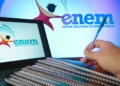 Estudante se prepara para o Enem com cadernos e notebook abertos, ilustrando o tema sobre saúde mental e uso excessivo de tecnologia.
