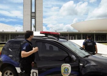 PORTALGOPolícia Federal em frente ao Congresso Nacional do Brasil.
