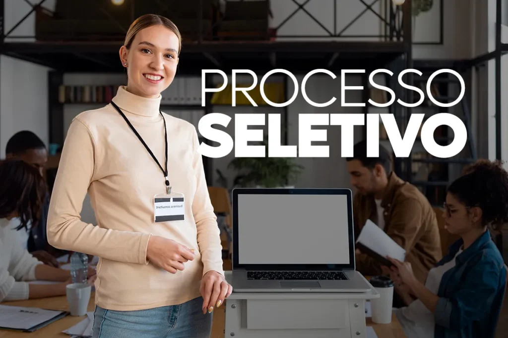 Profissional em ambiente de trabalho, destacando o processo seletivo em andamento.