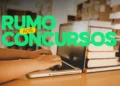 Pessoa digitando em um laptop com livros ao fundo, simbolizando o estudo para concursos públicos