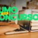 Pessoa digitando em um laptop com livros ao fundo, simbolizando o estudo para concursos públicos