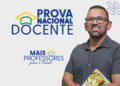 Professor sorridente com óculos e livro, em frente ao logo da Prova Nacional Docente (PND) e a chamada 'Mais Professores para o Brasil'.