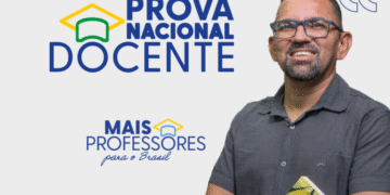 Professor sorridente com óculos e livro, em frente ao logo da Prova Nacional Docente (PND) e a chamada 'Mais Professores para o Brasil'.