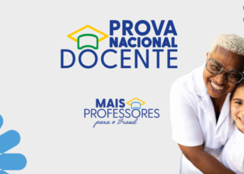 Professora sorridente abraça aluna durante campanha da Prova Nacional Docente (PND).