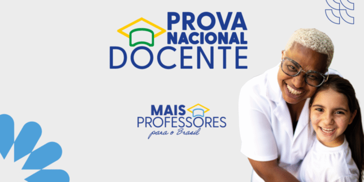 Professora sorridente abraça aluna durante campanha da Prova Nacional Docente (PND).