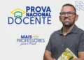 Imagem da Prova Nacional Docente (PND) com candidato sorridente, simbolizando o exame para candidatos à docência na educação básica