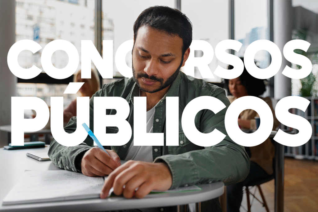 Candidato concentrado preenchendo o caderno de questões durante uma prova de concurso público. A imagem ilustra a alta demanda e as 2.356 vagas disponíveis em 35 editais pelo Brasil na última semana de novembro de 2025.