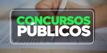 Mão segurando caneta preenchendo prova de concurso público com destaque em texto verde e branco