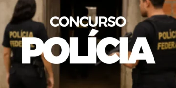 Dois policiais federais de costas caminhando em corredor escuro com logo Concurso Polícia em destaque