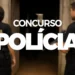 Dois policiais federais de costas caminhando em corredor escuro com logo Concurso Polícia em destaque