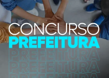 Várias mãos unidas sobrepostas simbolizando união para concurso público de prefeitura.