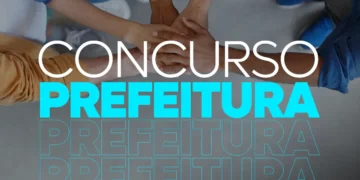 Várias mãos unidas sobrepostas simbolizando união para concurso público de prefeitura.