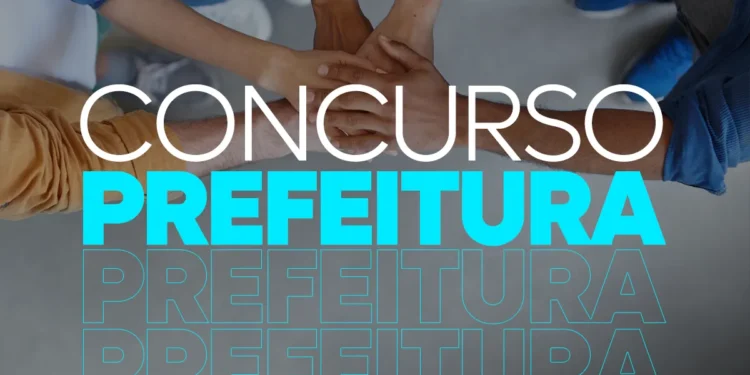 Várias mãos unidas sobrepostas simbolizando união para concurso público de prefeitura.