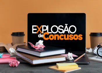 Mesa de estudo com livros, cadernos, relógio, café e laptop com texto Explosão de Concursos na tela