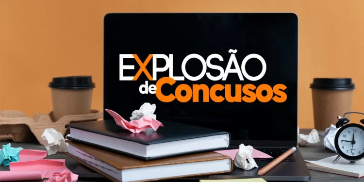 Mesa de estudo com livros, cadernos, relógio, café e laptop com texto Explosão de Concursos na tela
