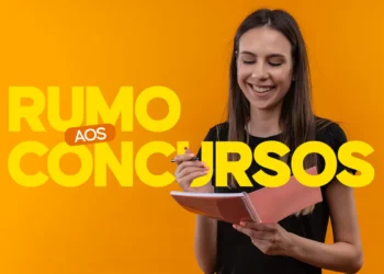 Mulher sorridente estudando em um caderno com a frase "Rumo aos Concursos" em destaque, sobre fundo laranja. Representa a preparação para os 40 editais e 2.356 vagas abertas na última semana de novembro.