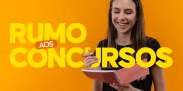 Mulher sorridente estudando em um caderno com a frase "Rumo aos Concursos" em destaque, sobre fundo laranja. Representa a preparação para os 40 editais e 2.356 vagas abertas na última semana de novembro.