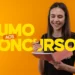 Mulher sorridente estudando em um caderno com a frase "Rumo aos Concursos" em destaque, sobre fundo laranja. Representa a preparação para os 40 editais e 2.356 vagas abertas na última semana de novembro.