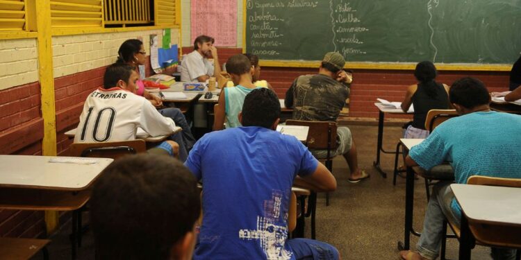Alunos estudando em sala de aula, representando o público do Encceja, que busca a certificação do Ensino Fundamental ou Médio. A imagem ilustra a preparação para o exame de 2026.