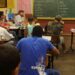 Alunos estudando em sala de aula, representando o público do Encceja, que busca a certificação do Ensino Fundamental ou Médio. A imagem ilustra a preparação para o exame de 2026.