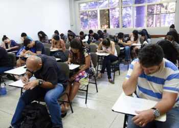 Candidatos realizando a prova do Encceja em sala de aula. O exame é a oportunidade de obter o certificado de conclusão do Ensino Fundamental ou Médio.