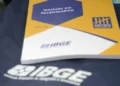 Manual do Recenseador do IBGE para o Censo 2025 sobre fundo azul com logo do IBGE