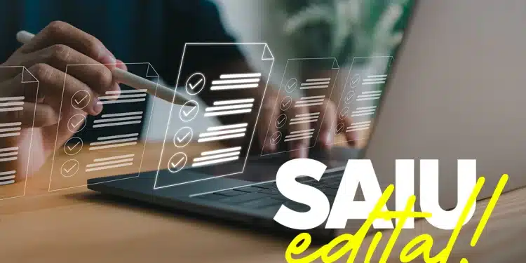  Pessoa usando laptop com documentos digitais exibidos em realidade aumentada sobre a mesa