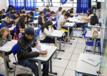 Estudantes realizando prova em sala de aula durante o Provão Paulista 2025, um exame seriado para acesso a universidades públicas de São Paulo.