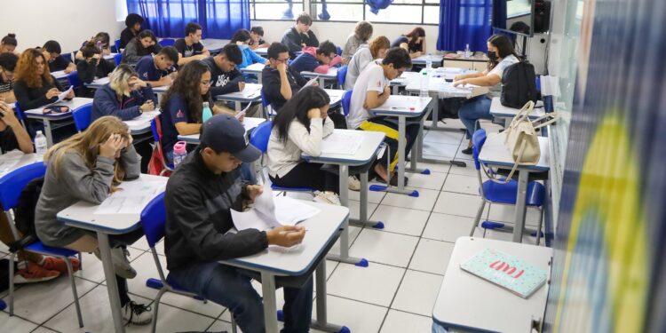Estudantes realizando prova em sala de aula durante o Provão Paulista 2025, um exame seriado para acesso a universidades públicas de São Paulo.