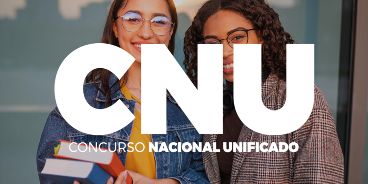 Duas jovens estudantes sorrindo enquanto seguram livros, com o logotipo do Concurso Nacional Unificado (CNU) 2025 em destaque.