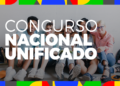 Grupo de jovens candidatos sentados sorrindo, ilustrando matéria sobre o Concurso Nacional Unificado.