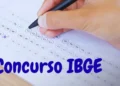 Pessoa preenchendo cartão de respostas, ilustrando o prazo final para inscrições no concurso do IBGE.