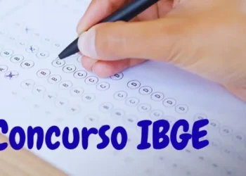 Pessoa preenchendo cartão de respostas, ilustrando o prazo final para inscrições no concurso do IBGE.