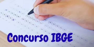 Pessoa preenchendo cartão de respostas, ilustrando o prazo final para inscrições no concurso do IBGE.