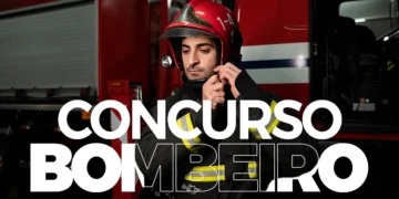 Bombeiro vestindo uniforme ao lado de caminhão de incêndio com texto “CONCURSO BOMBEIRO”.