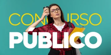 Mulher estudando, segurando livros e café, com a palavra "CONCURSO PÚBLICO" sobreposta. Ilustra o alerta de prazo final para solicitar a isenção da taxa de inscrição do Concurso IBGE 2025.