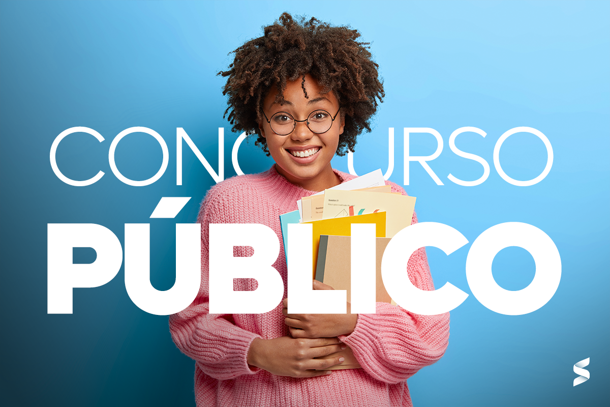 Novo Concurso do Banco do Brasil: Escolha da banca em fase de estudos. Mulher jovem sorrindo com cabelo cacheado, usando suéter rosa, segurando pilha de papéis, com fundo azul e texto 'CONCURSO PÚBLICO' em destaque.