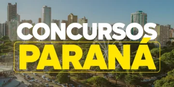 Vista aérea da cidade de Curitiba com texto em destaque concursos Paraná em branco e amarelo