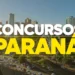 Vista aérea da cidade de Curitiba com texto em destaque concursos Paraná em branco e amarelo